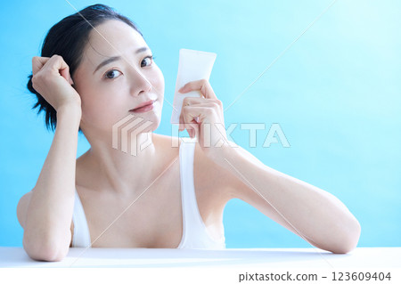 Young woman healthy skin care portrait 123609404