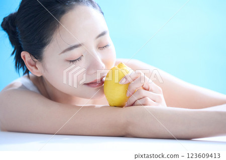 年輕女性健康皮膚護理肖像 123609413