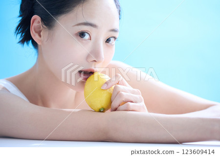 年輕女性健康皮膚護理肖像 年輕女性健康皮膚護理肖像 123609414