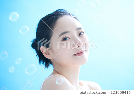 年輕女性健康皮膚護理肖像 年輕女性健康皮膚護理肖像 123609415