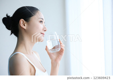 年輕女性健康皮膚護理肖像 年輕女性健康皮膚護理肖像 123609423