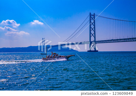 明石海峽大橋和漁船 明石海峽大橋和漁船 123609849