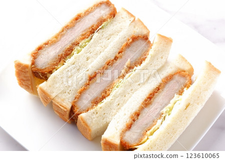 鮮嫩多汁的炸肉排三明治,味道十足 鮮嫩多汁的炸肉排三明治,味道十足 123610065