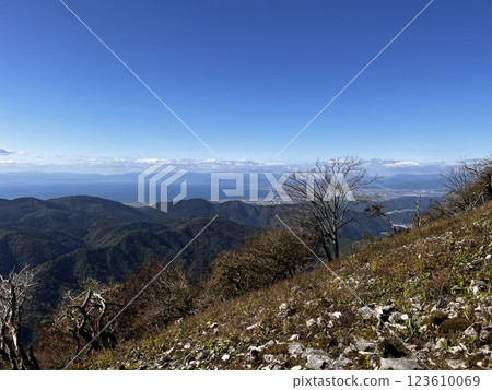 秋天從滋賀縣多賀町的雷山上看到的琵琶湖 秋天從滋賀縣多賀町的雷山上看到的琵琶湖 123610069