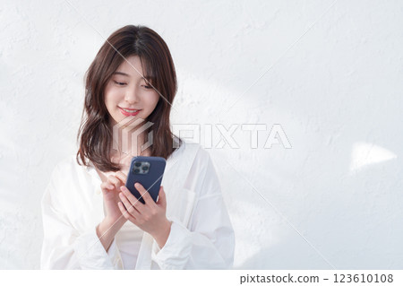 A young woman using a smartphone 123610108