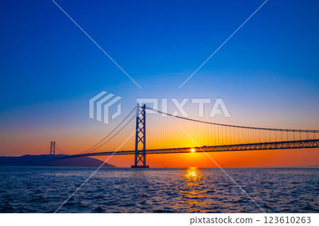 Akashi Kaikyo橋樑的晚上視圖 123610263