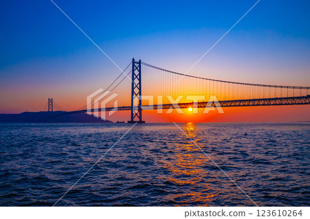 Akashi Kaikyo橋樑的晚上視圖 Akashi Kaikyo橋樑的晚上視圖 123610264