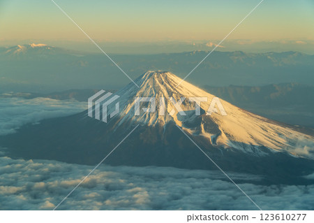 從上空俯瞰被朝陽照亮的美麗富士山（鳥瞰圖） 123610277