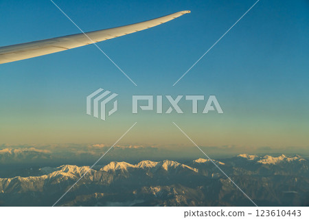 從飛機上俯瞰清晨陽光下的日本阿爾卑斯山 123610443