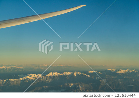 從飛機上俯瞰清晨陽光下的日本阿爾卑斯山 從飛機上俯瞰清晨陽光下的日本阿爾卑斯山 123610444