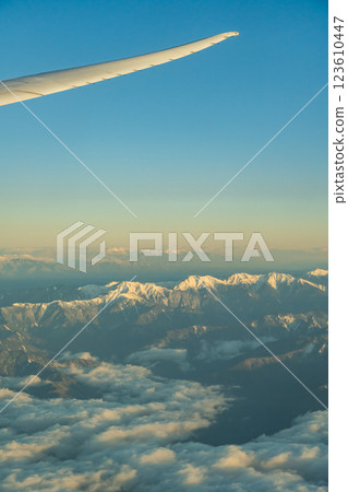 從飛機上俯瞰清晨陽光下的日本阿爾卑斯山 從飛機上俯瞰清晨陽光下的日本阿爾卑斯山 123610447