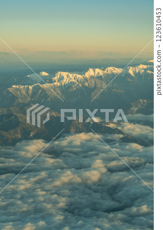 從飛機上俯瞰清晨陽光下的日本阿爾卑斯山 從飛機上俯瞰清晨陽光下的日本阿爾卑斯山 123610453