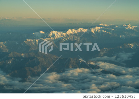 從飛機上俯瞰清晨陽光下的日本阿爾卑斯山 123610455