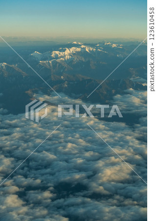 從飛機上俯瞰清晨陽光下的日本阿爾卑斯山 123610458