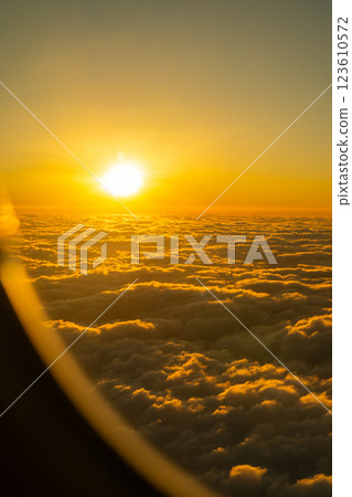 清晨航班上的美麗天空景觀 123610572