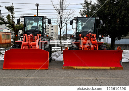 3 月排隊的掃雪機 3 月排隊的掃雪機 123610898