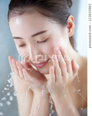 一位女士早上洗臉的特寫 一位女士早上洗臉的特寫 123610963