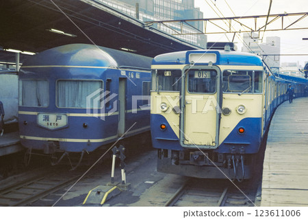 Tokyo Station platform early in the morning in 1975 123611006
