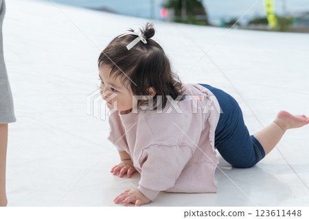 [Mother and infant crawling on giant playground equipment] 123611448