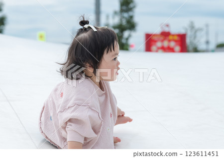 [坐在巨型遊樂設施上的嬰兒] 123611451