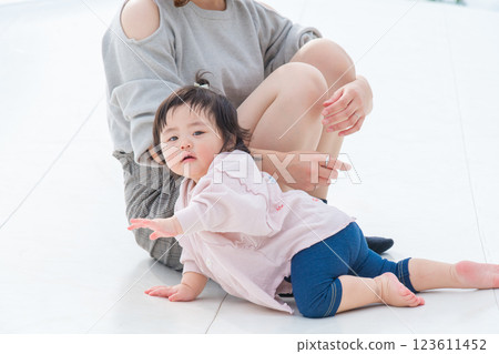 【嬰兒和母親在巨型遊樂設施上爬行】 123611452