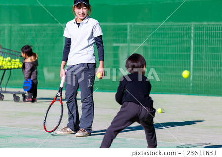 父母和孩子打網球 123611631