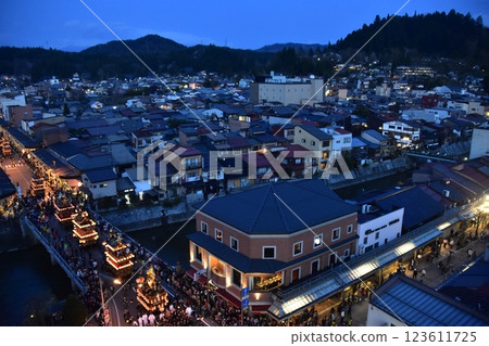 日本岐阜縣高山市：春季高山祭夜祭：日落後遊行的燈籠花車：街道鳥瞰圖 123611725