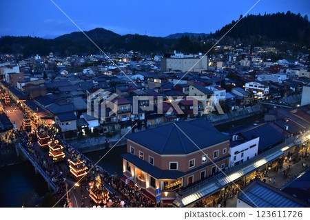日本岐阜縣高山市：春季高山祭夜祭：日落後遊行的燈籠花車：街道鳥瞰圖 123611726