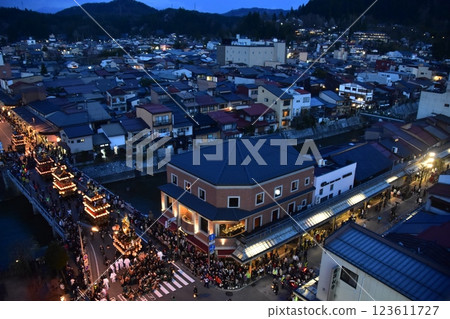 日本岐阜縣高山市：春季高山祭夜祭：日落後遊行的燈籠花車：街道鳥瞰圖 123611727