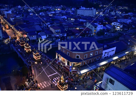 日本岐阜縣高山市：春季高山祭夜祭：日落後遊行的燈籠花車：街道鳥瞰圖 123611729