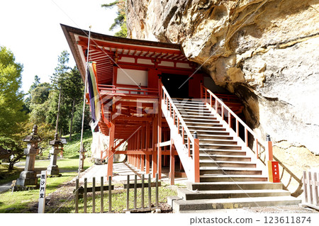 Takkoku-no-Iwaya Bishamon-do Hall, built in a cave at the bottom of a cliff, and the entrance stairs 123611874