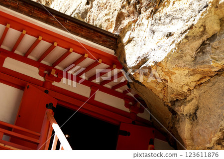Takkoku-no-Iwaya Bishamon-do Temple, built in a cave at the bottom of a cliff. The roof is made to fit the shape of the cliff. 123611876