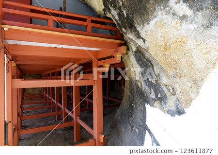 Takkoku-no-Iwaya Bishamon-do Temple, built in a cave at the bottom of a cliff. The balustrade of the main hall was made to fit the shape of the cliff. 123611877