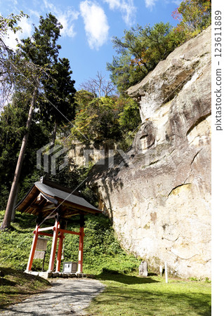 The Great Buddha with a Rock Face (Face Buddha) with only its face remaining on the cliff and the worship hall in front of it, where the Hontsubo Bell and offering box are located 123611889