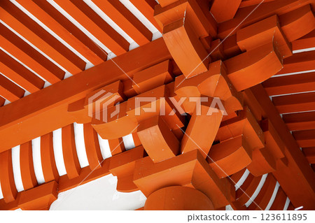 Traditional temple and shrine architecture: Bracing of the capital columns supporting the roof 123611895