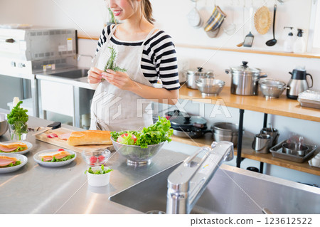 站在廚房裡的年輕女子 站在廚房裡的年輕女子 123612522