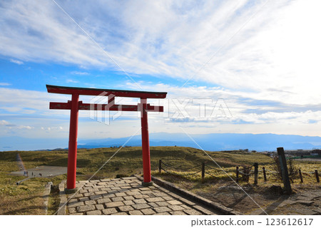 箱根駒嶽山頂的鳥居與藍天 箱根駒嶽山頂的鳥居與藍天 123612617