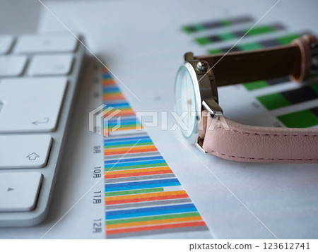桌子上的圖表、鍵盤和手錶 桌子上的圖表、鍵盤和手錶 123612741