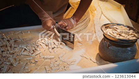 Chengdu, Sichuan, China. Slicing Sweets From Crunchy Kudzu Root. Asian Street Food. Asian Cuisine. Popular Street Snacks. Gastronomic Tourism. Travel China. Signature Dishes Of Sichuan And Chongqing 123613044