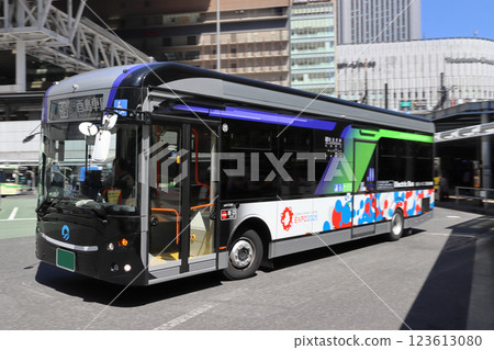 Osaka City Bus (large electric bus designed for the 2025 Osaka-Kansai Expo) 123613080