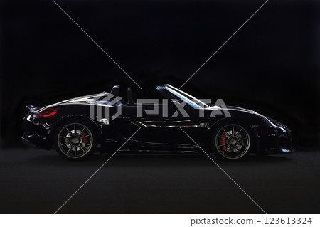 有光澤的黑色敞篷車 有光澤的黑色敞篷車 123613324