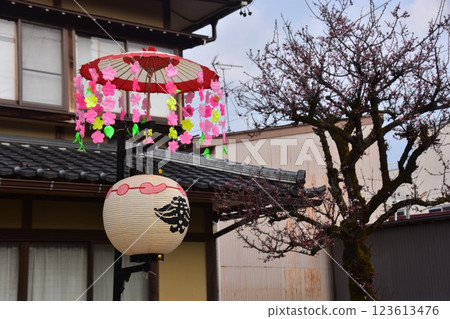 日本岐阜縣高山市的古老街景。 123613476