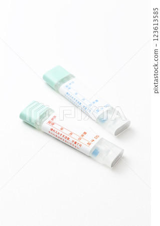 白色背景的結腸癌檢測試劑盒 白色背景的結腸癌檢測試劑盒 123613585