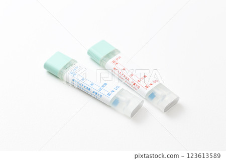 白色背景的結腸癌檢測試劑盒 白色背景的結腸癌檢測試劑盒 123613589