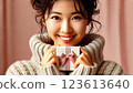 手捧禮物微笑的女人（下） 123613640