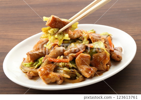 用筷子夾起炒好的內臟 123613761