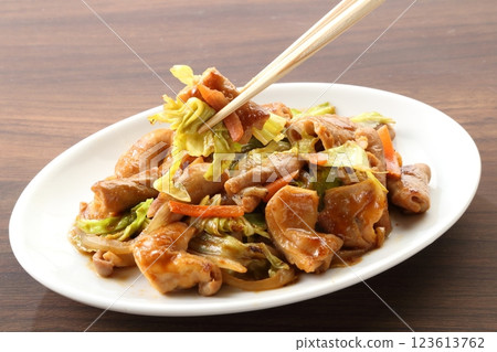 用筷子夾起炒好的內臟 123613762
