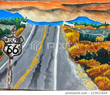 黃昏時分穿過大自然的道路 123613844