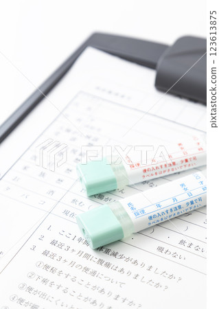 白色背景下的醫療問捲和糞便檢測試劑盒 123613875