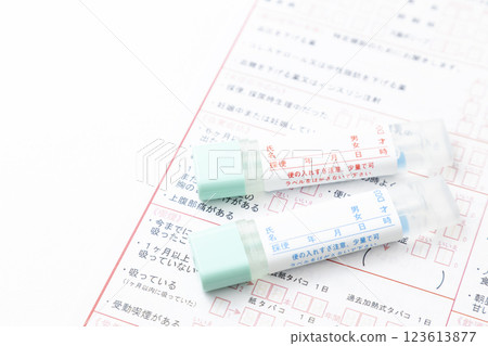 白色背景下的醫療問捲和糞便檢測試劑盒 白色背景下的醫療問捲和糞便檢測試劑盒 123613877